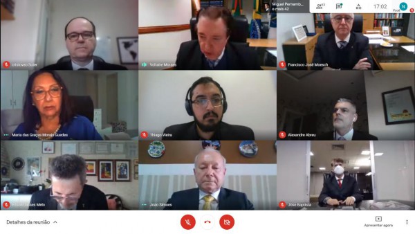 Imagem de servidores do Tribunal de Justiça em reunião online por videoconferência.