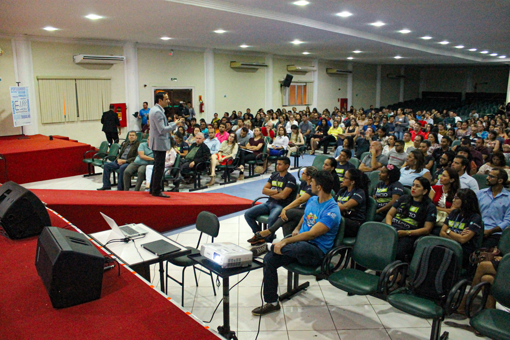 Público assistindo a palestra de Ben Zruel  no auditório da Faculdade Cathedral 