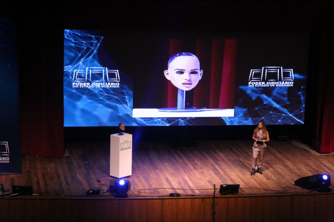 Ju, a primeira robô Humanoide do Brasil, apresentando o Justiça 4.0 