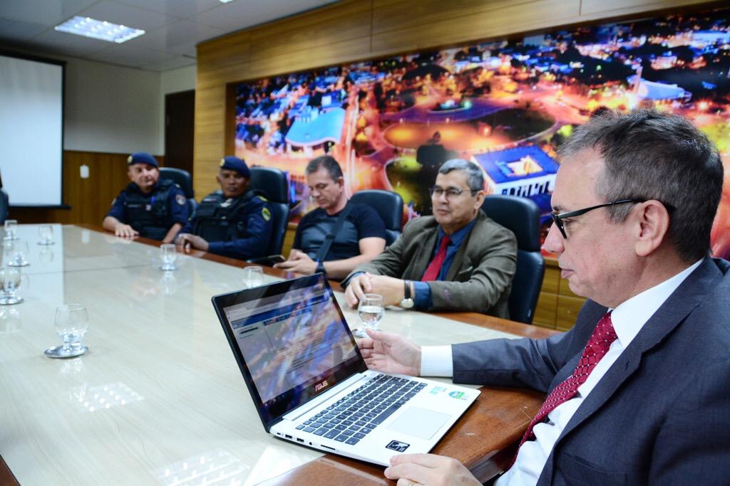 Autoridades reunidas com o corregedor-geral de jusitça do TJRR, desembargador Almiro Padilha, durante assinatura eletrônica da portaria.