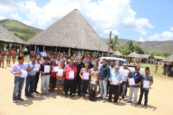 Entrega de certificados aos conciliadores da comunidade que foram capacitados pelo Tribunal de Justiça de Roraima.