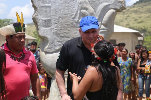 Presidente do Tribunal de Justiça de Roraima, desembargador Mozarildo Cavalcanti, recebendo a pintura tradicional dos povos indígenas da comunidade de Maturuca.