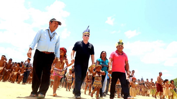 Presidente do Tribunal de Justiça de Roraima, lideranças e crianças indígenas na comunidade de Maturuca, no Uiramutã.