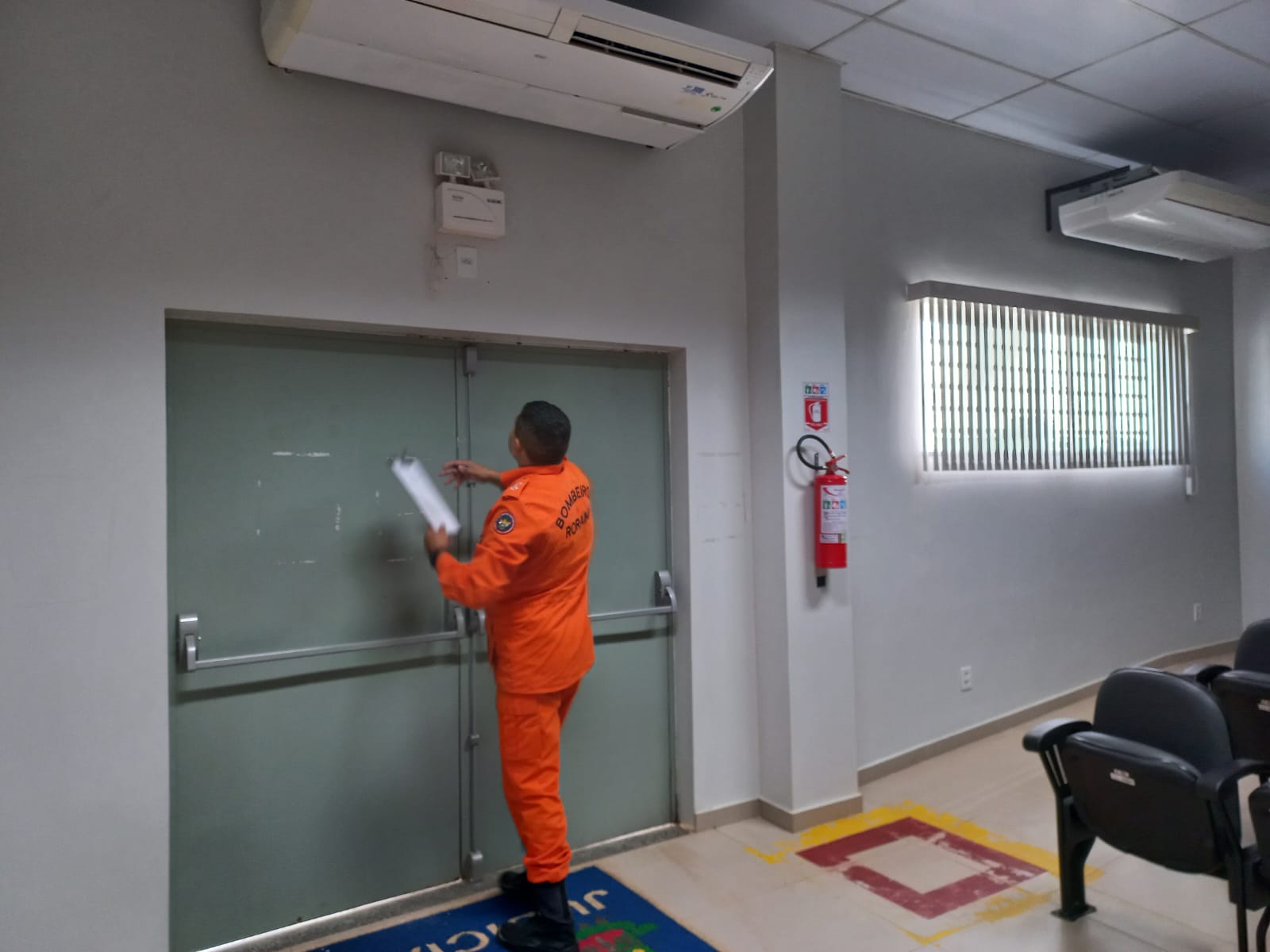 foto colorida de um bombeiro realizando a vistoria