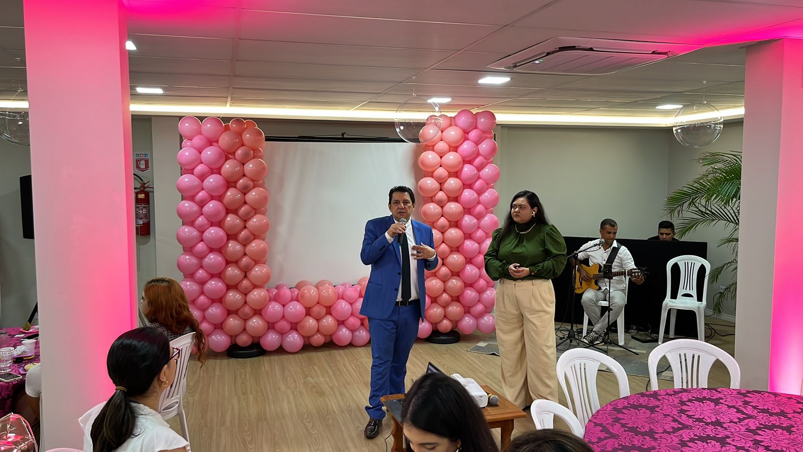 Foto colorida mostra o desembargdor Jésus Nascimento discursando no evento