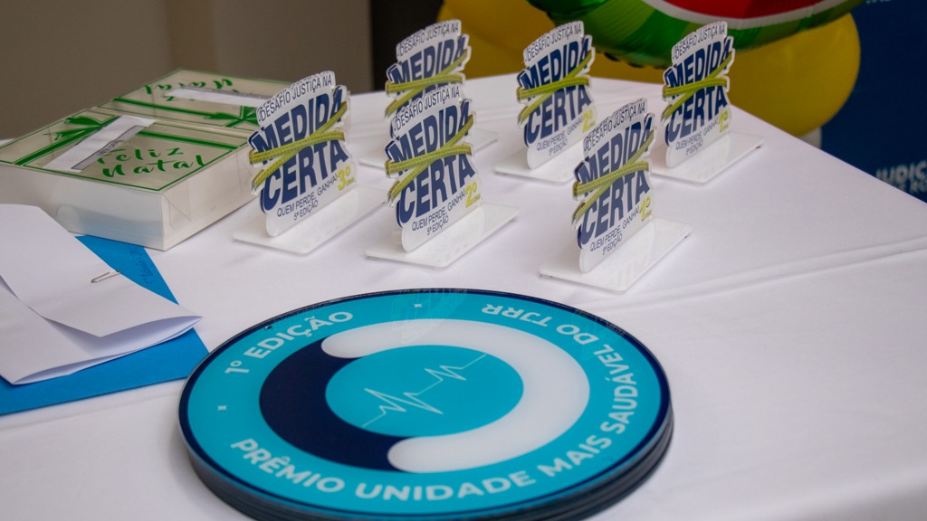 Foto colorida mostrando troféus do Medida Certa