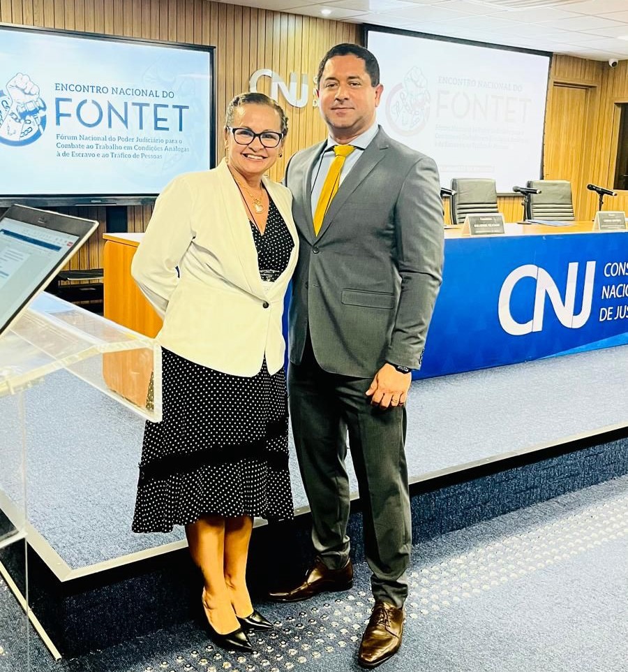 foto colorida juíza Graciete Sotto Mayor, no Encontro Nacional do Fórum Nacional do Poder Judiciário pousando para fotografia ao lado de um homem