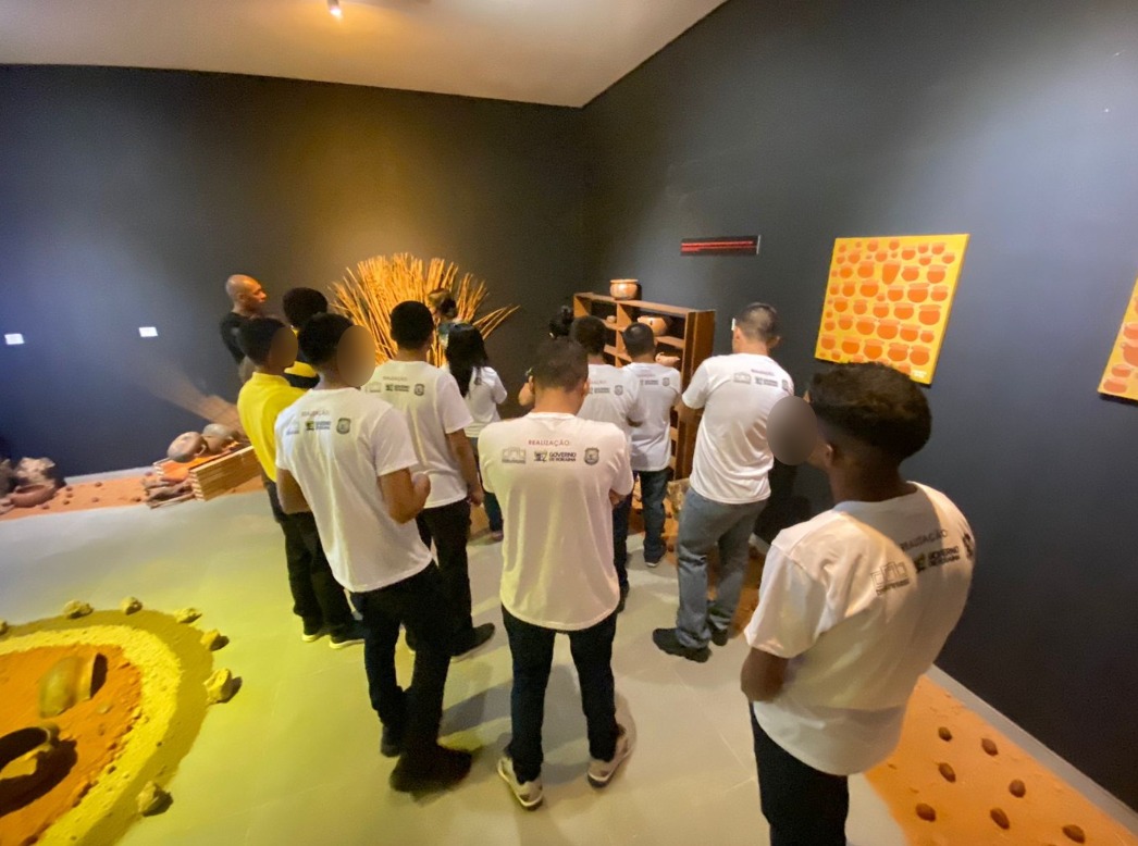 Imagem colorida msotrando adolescente do CSE durante visita a exposição do Sesc
