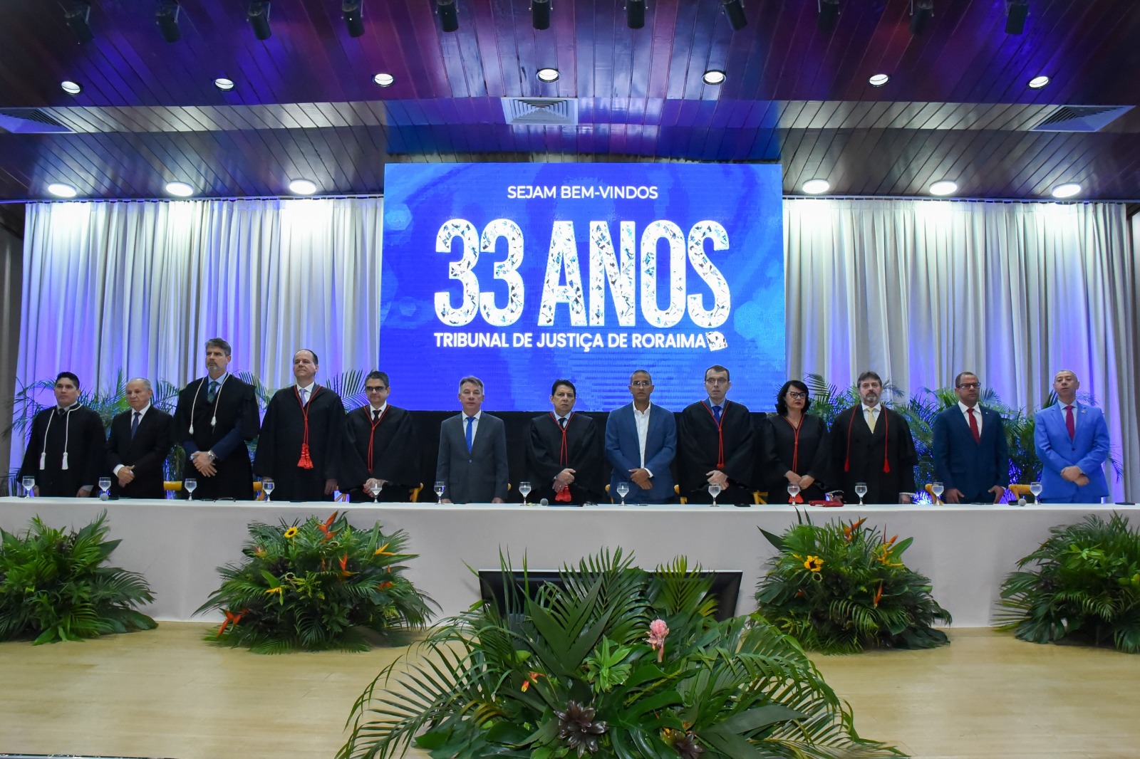 Imagem coloridas mostrando o presidente do Tribunal de Justiça de Roraima, desembargador Jésus Nascimento, o vice-presidente do TJRR, desembargador Ricardo Oliveira, o presidente da Associação de Magistrados de Roraima, juiz Marcelo Oliveira, o governador de Roraima, Antônio Denarium, o prefeito de Boa Vista, Arthur Henrique Machado, o ouvidor-geral de justiça, desembargador Érick Linhares, o diretor da Escola Judicial de Roraima, desembargador Cristóvão Suter, a desembargadora, Tânia Vasconcelos, o juiz convocado, Luis Fernando Mallet, o procurador-geral de Justiça do Ministério Público, Fábio Stica, o Conselheiro do Tribunal de Contas do Estado de Roraima, Manoel Dantas, representando a Defensoria Pública, o secretário geral da DPE, Frederico Leão Cesar, o presidente da Associação de Magistrados do Estado de Roraima, juiz Marcelo Oliveira e o presidente da Ordem dos Advogados do Brasil, Ednaldo Vidal.