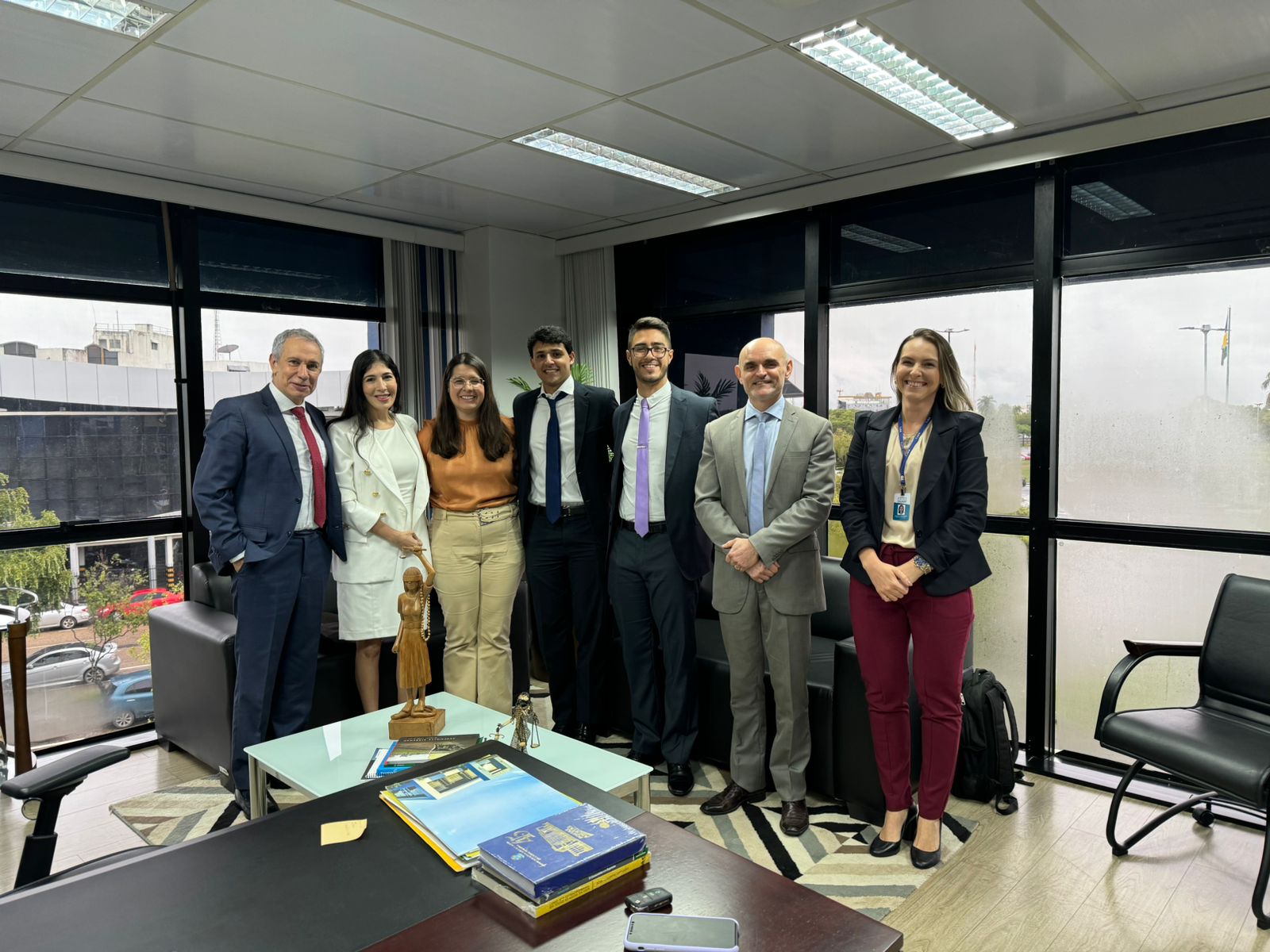 Imagem colorida mostrando pessoas em pé posando para foto. Na foto há magistrados e servidores do Poder Judiciário