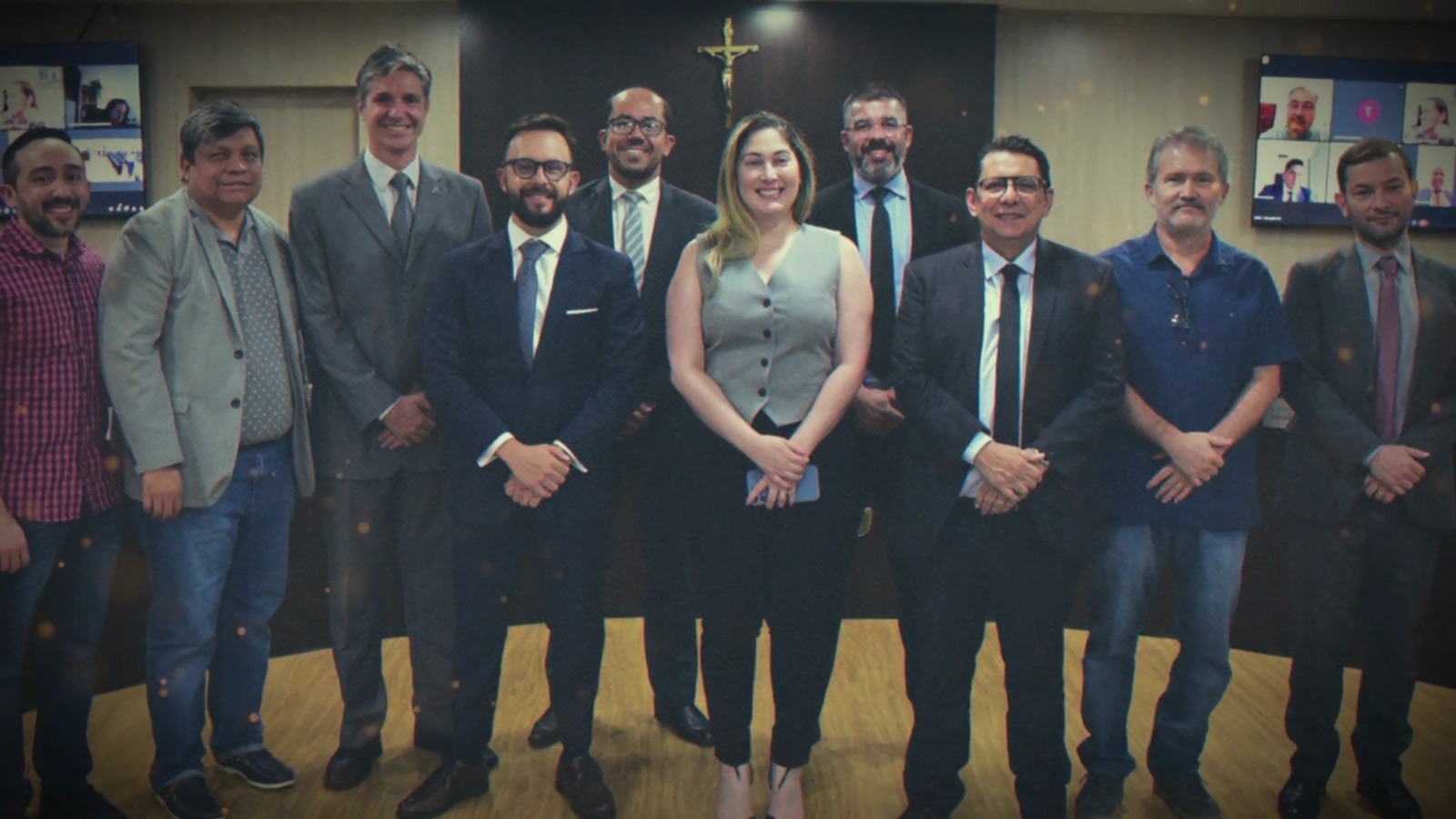 Foto colorida mostra 10 pessoas em pé posando para foto, que inclui o presidente do Tribunal de Justiça de Roraima, desembargador Jésus Nascimento.