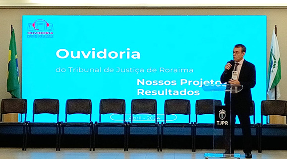 Foto colorida mostra o ouvidor-geral do Tribunal de Justiça de Roraima, desembargador Erick Linhares palestrando durante o evento.