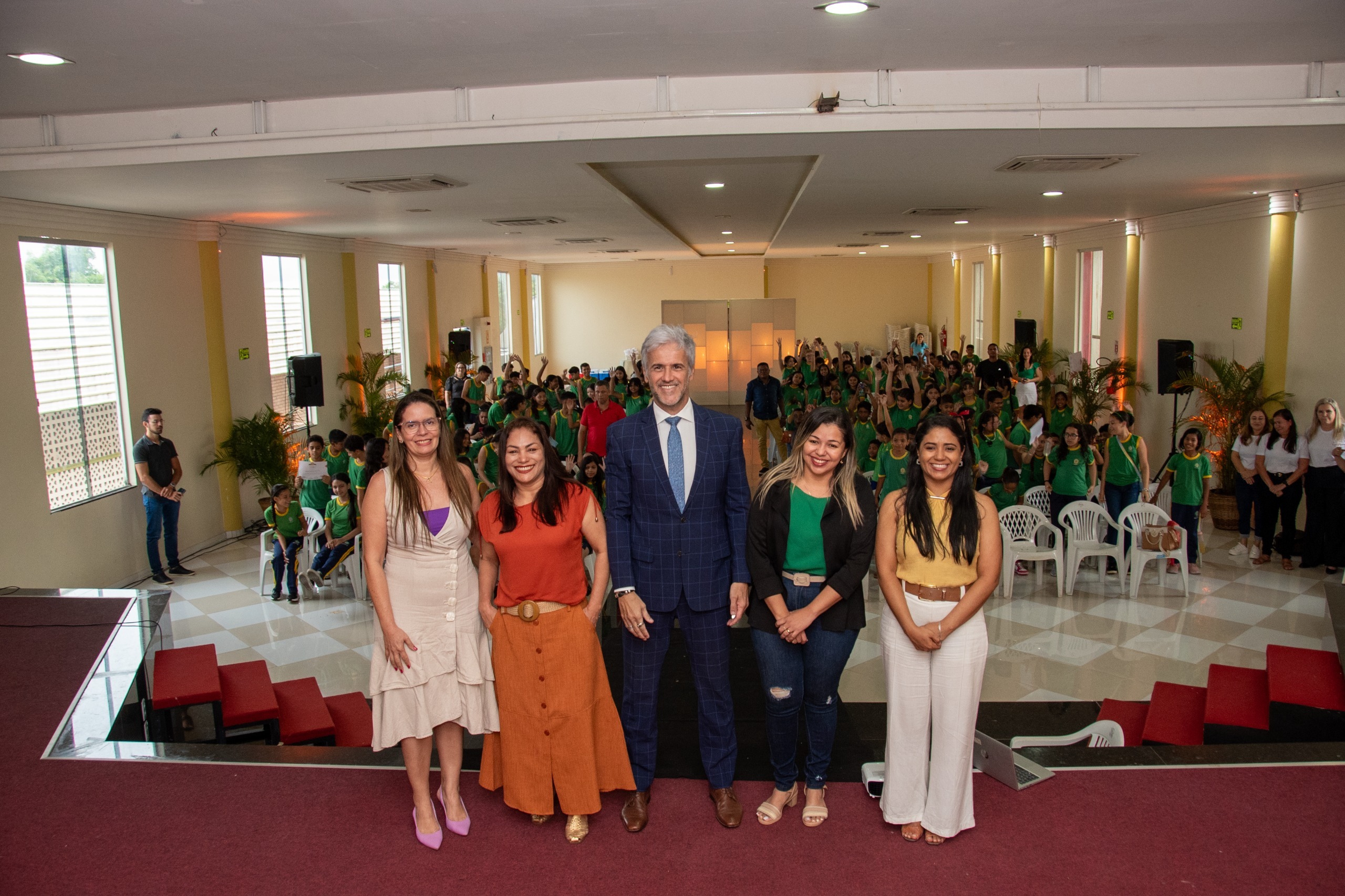 foto colorida do juiz titular do juizado de Violência Doméstica e Familiar, representando a Cevid/TJRR, Jaime Plá pousando para fotografia ao lado de quaro mulheres