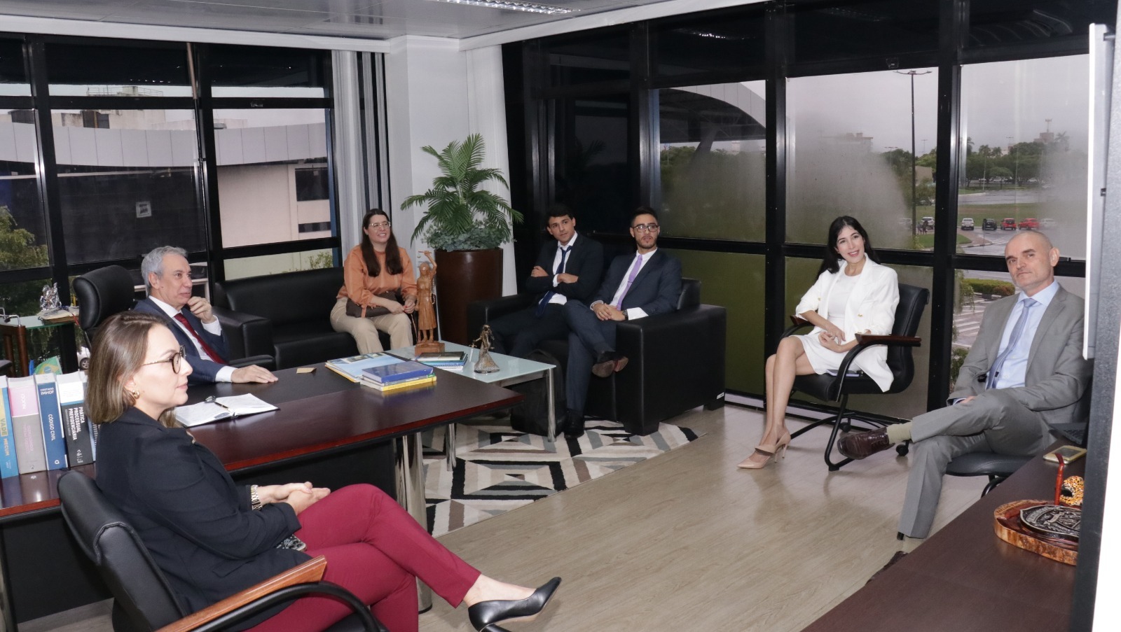 Imagem colorida mostrando pessoas sentadas durante reunião. Na foto há magistrados e servidores do Poder Judiciário