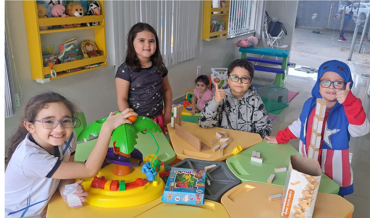 Imagem colorida mostrando crianças em uma brinquedoteca no espaço Kids do TJRR