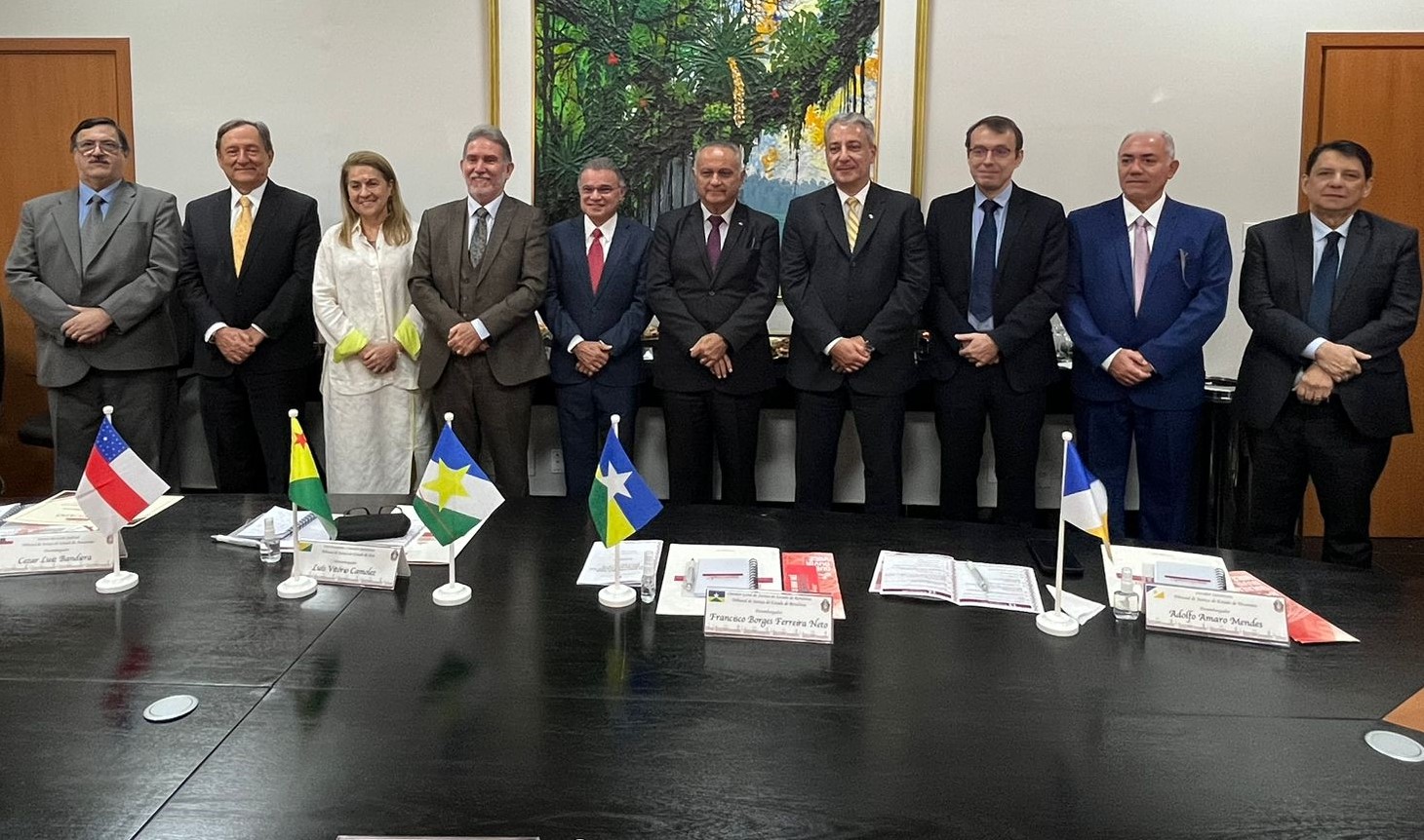 Imagem colorida do O presidente do TJRR, desembargador Jésus Nascimento e o ouvidor-geral do TJRR, desembargador Erick Linhares, ao lado de demais autoridade posando para foto 