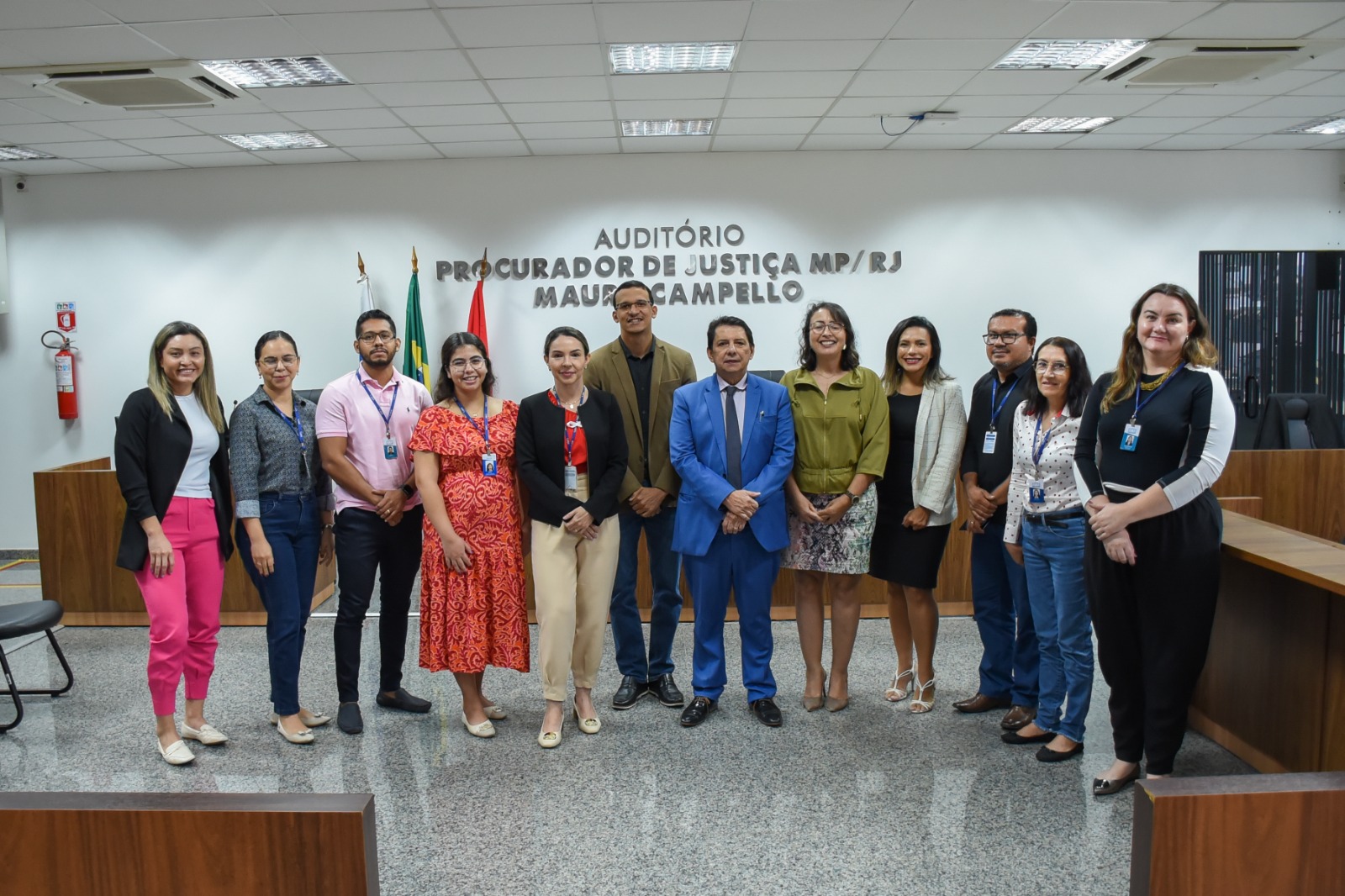 Imagem colorida mostra presidente do Tribunal de Justiça de Roraima, desembargador Jésus Nascimento posando para foto com os diretores de secretaria do Poder Judiciário de Roraima.
