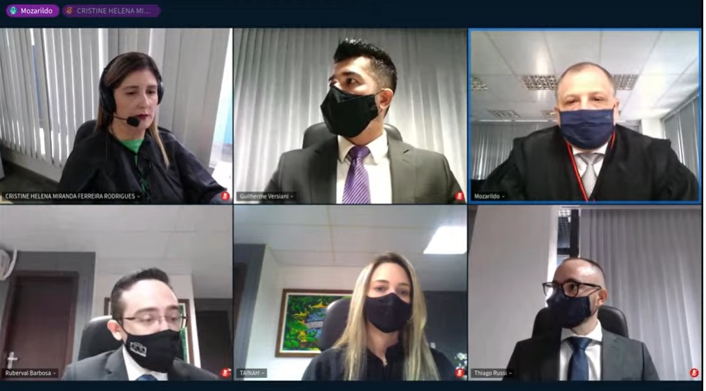 Foto de reunião online, com foto de magistrados e juízes participando de videoconferência.