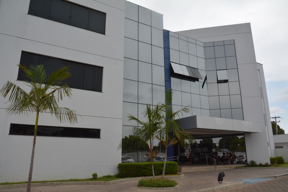 Foto frontal da área externa do Fórum Criminal do Tribunal de Justiça de Roraima.