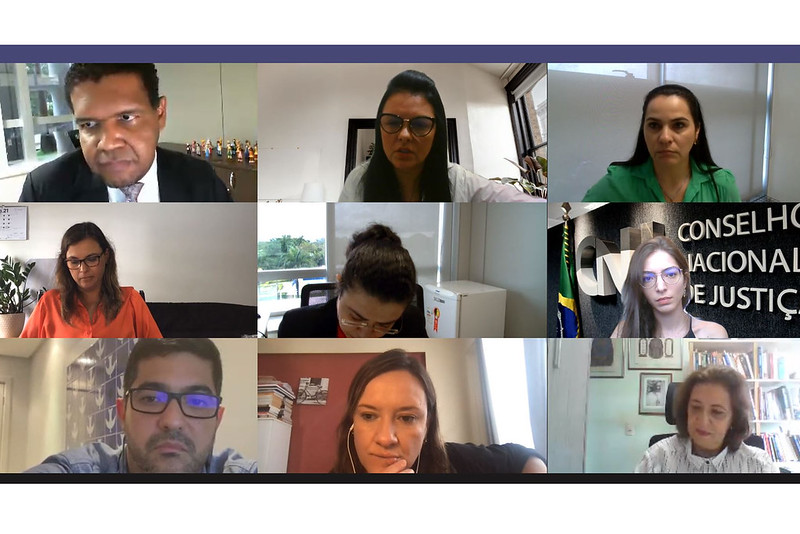 Foto de servidores participando de videoconferência.