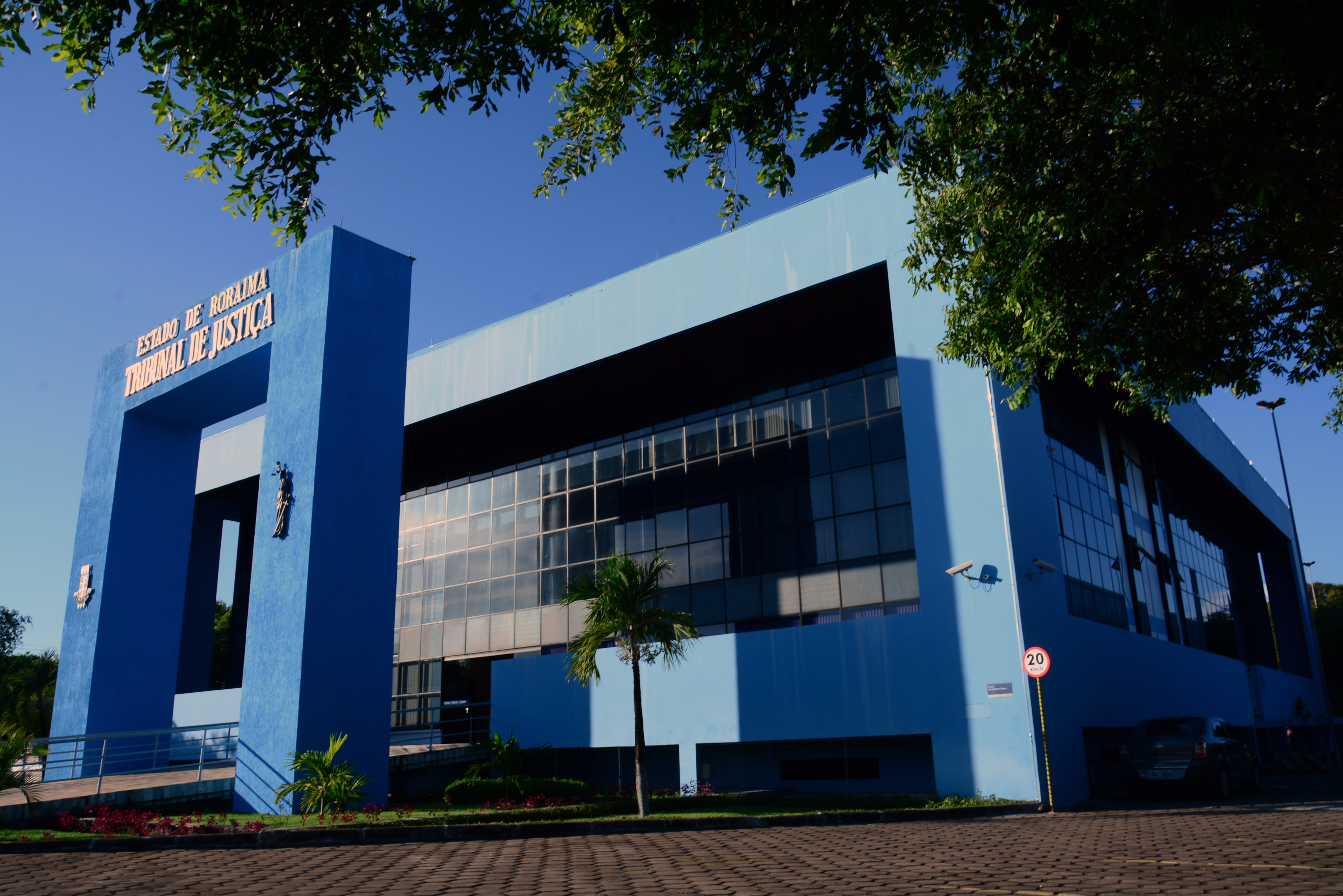 Foto da área externa do Palácio da Justiça.