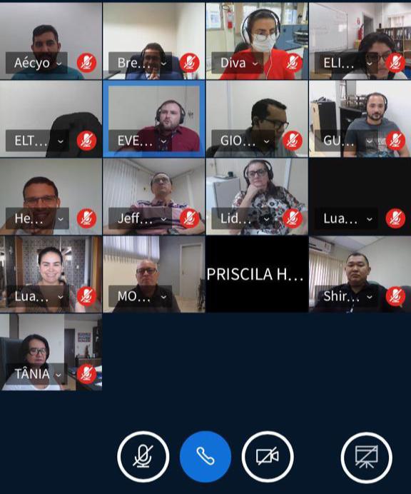 Imagem de tela de videoconferência online com imagem dos participantes e em baixo os botões de áudio, vídeo e ligação.