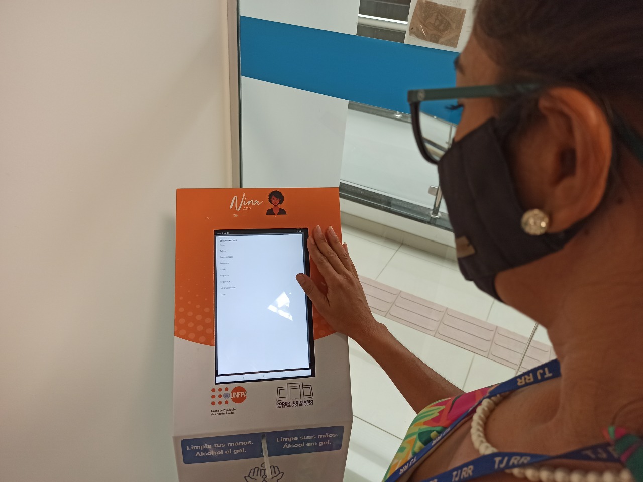 Aurilene Mesquita mexendo no aplicativo nina