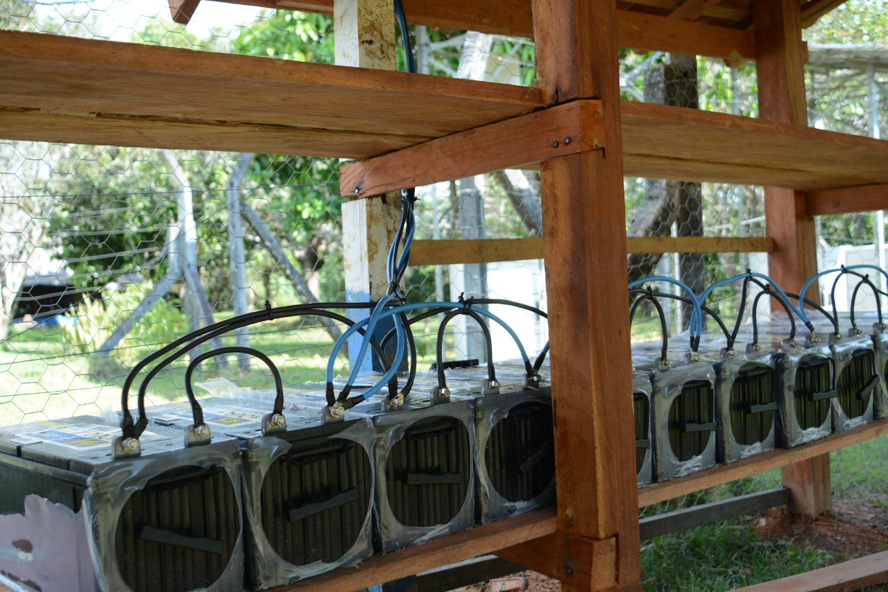 12 Baterias de 150 amperes do sistema de energia solar da comunidade indígena Waimiri-Atroari.