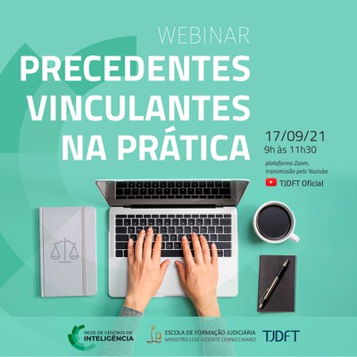 Uma pessoa em frente a um notebook 