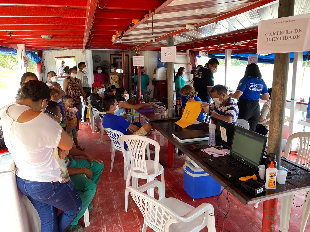 Pessoas sendo atendidas no barco da Justiça Itinerante 