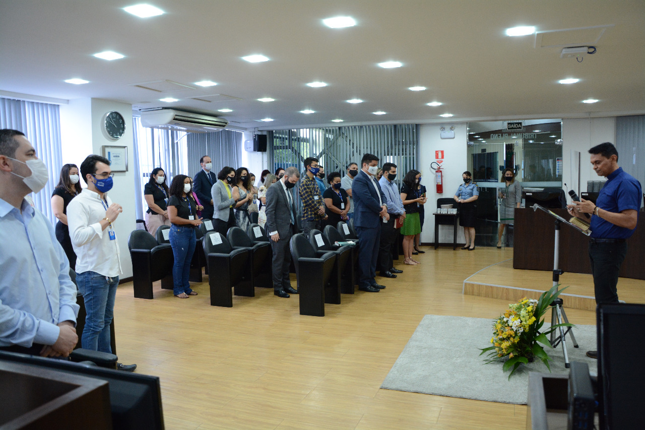 Servidores do TJRR em pé durante o culto