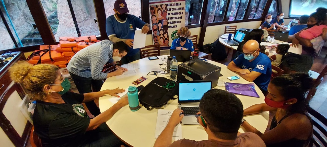 Equipe da Vara da Justiça Itinerante prestando atendiemntos a população nas comunidades do baixo Rio Branco 