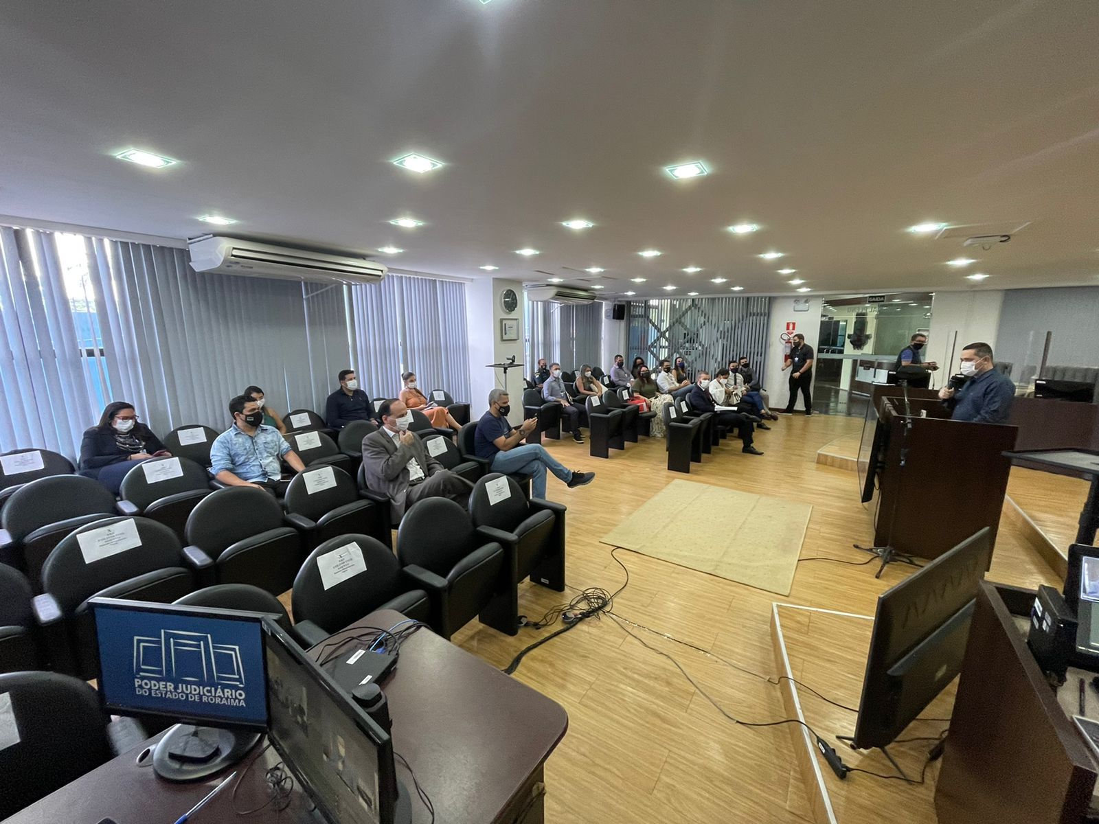 Fotos dos secretários do Tribunal de Justiça sentados no auditório do tribunal pleno