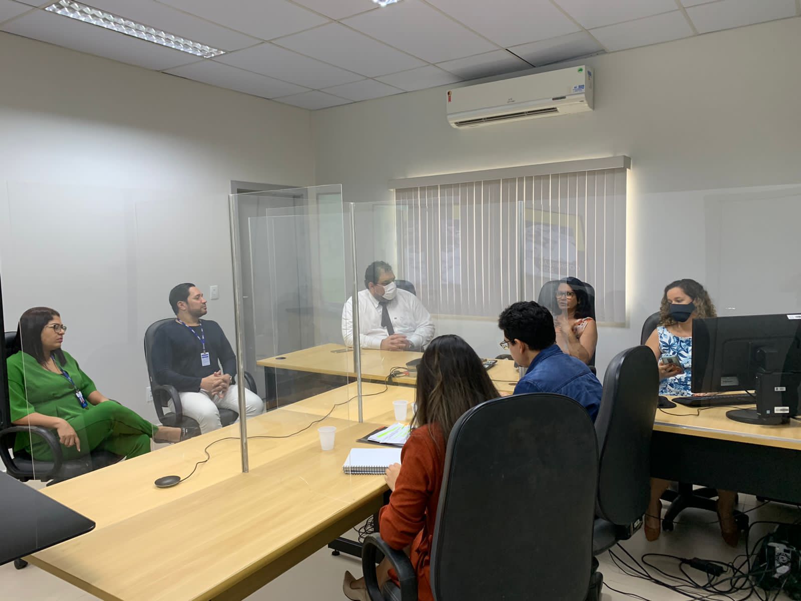 Servidores sentado para uma reunião