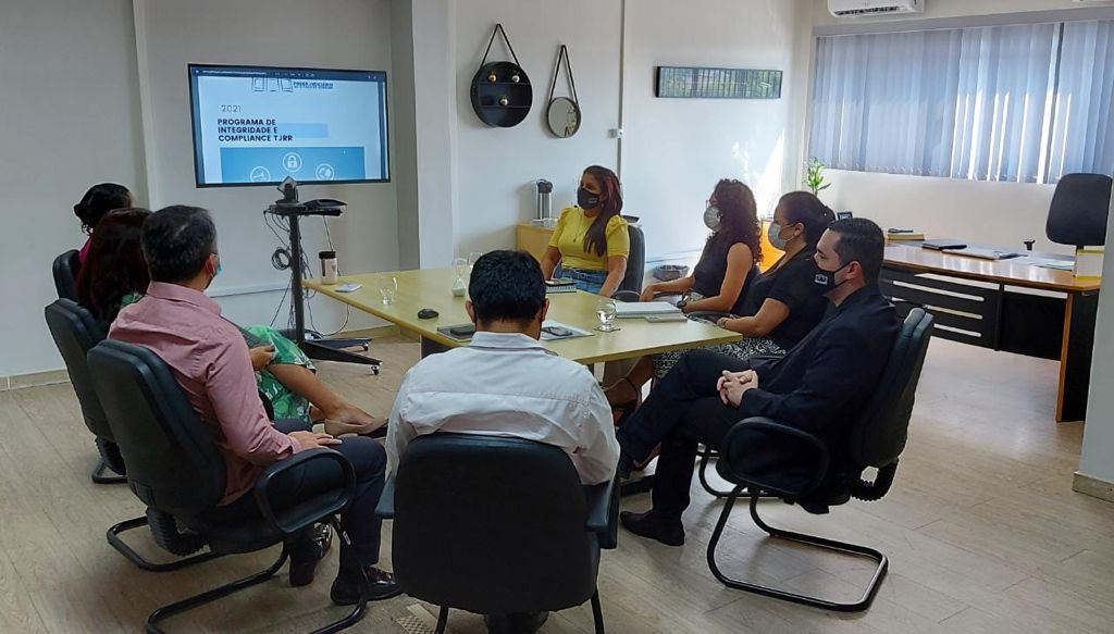 Grupo de trabalhos reunidos a mesa 