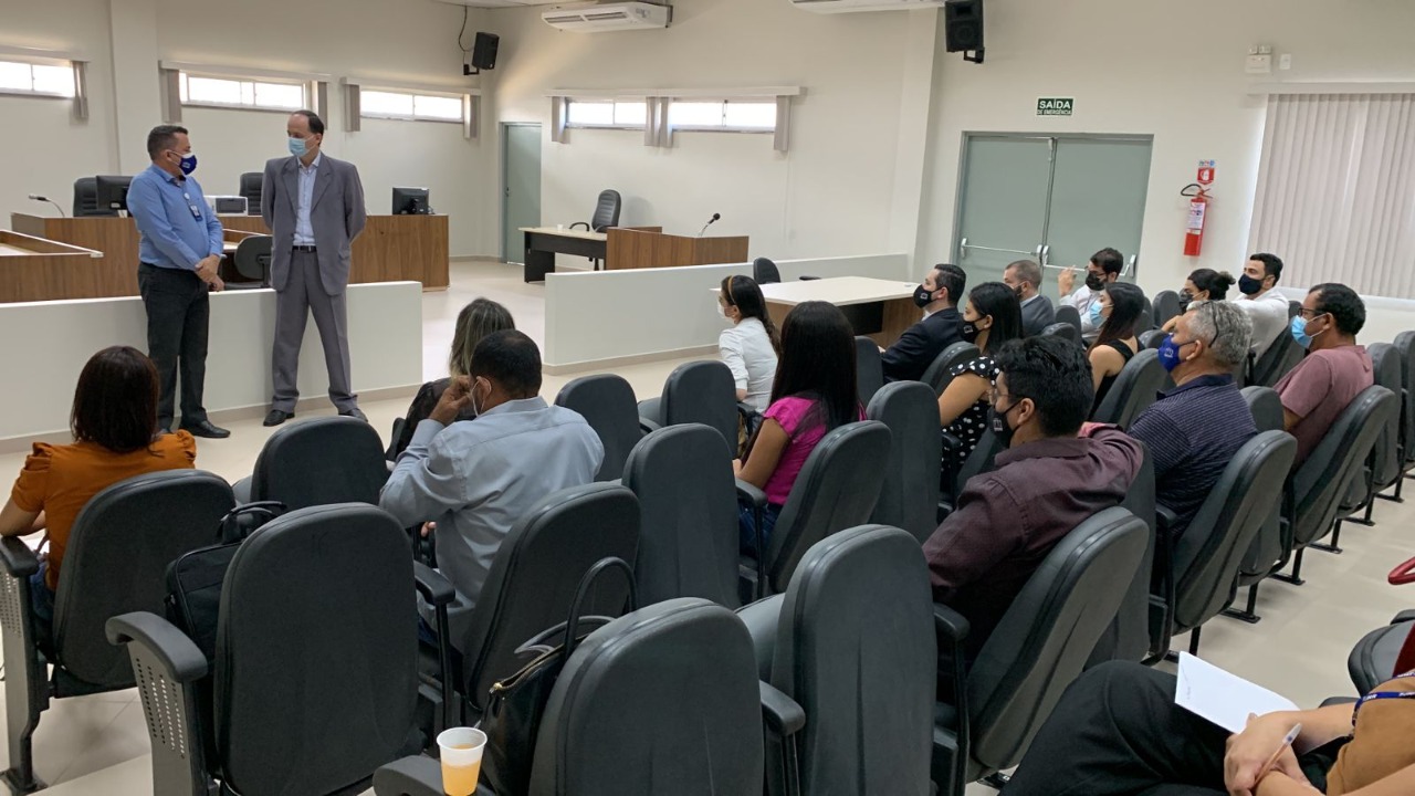 Presidente do Tribunal de Justiça, desembargador Cristovão Suter, conversando com um servidor da comarca de Caracaraí no auditorio da unidade 