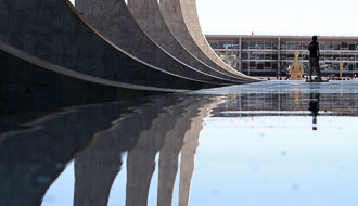 A imagem mostra prédios e um lago