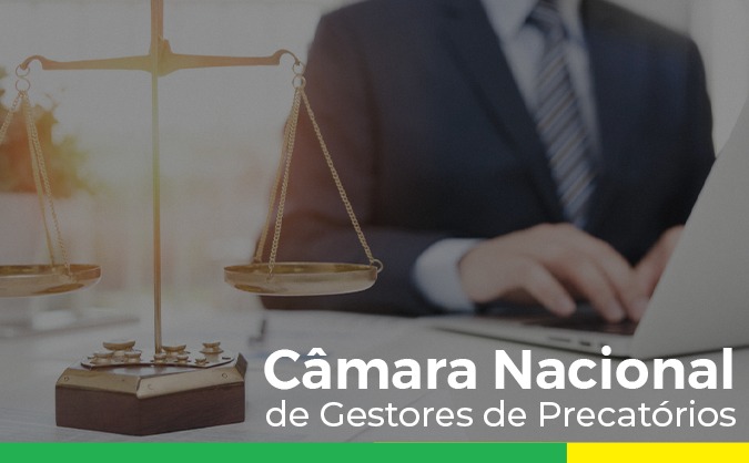 Uma balança de duas medidas ao lado de uma pessoa mexendo no computador
