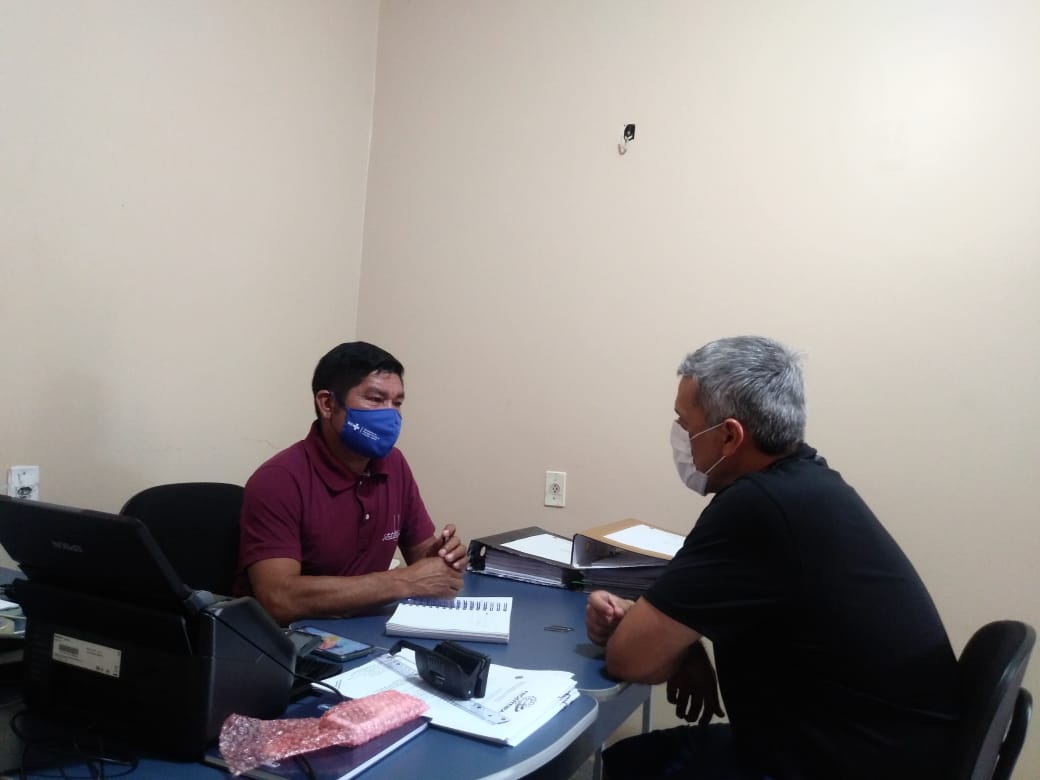 Dois homens sentados a mesa