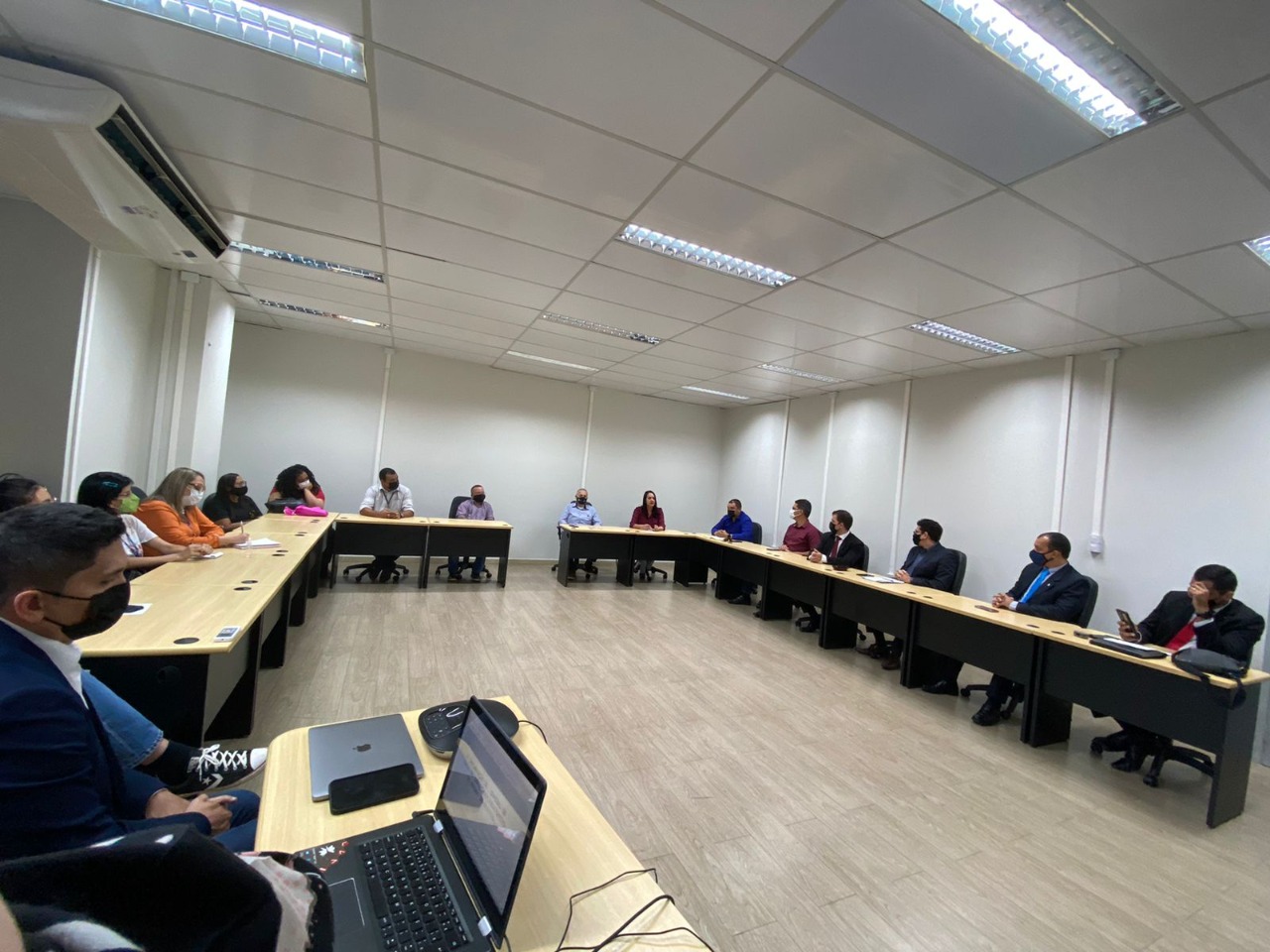 Foto com autoridades do TJRR reunidos em em uma roda de conversa para discutir criação de um Núcleo de Atendimento Integrado