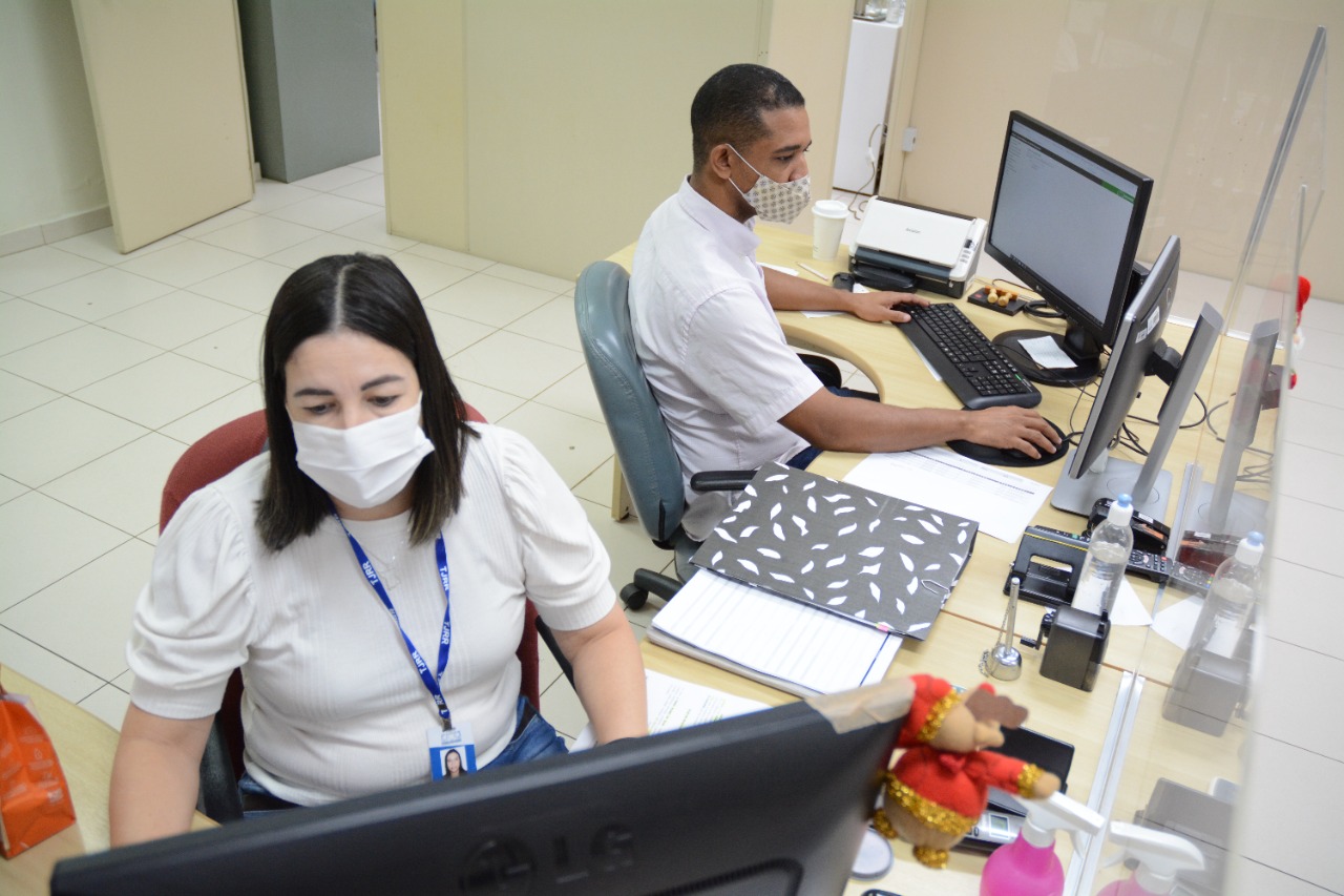 Servidores do Tribunal de Justiça sentados em frente aos computadores durante as audiencias