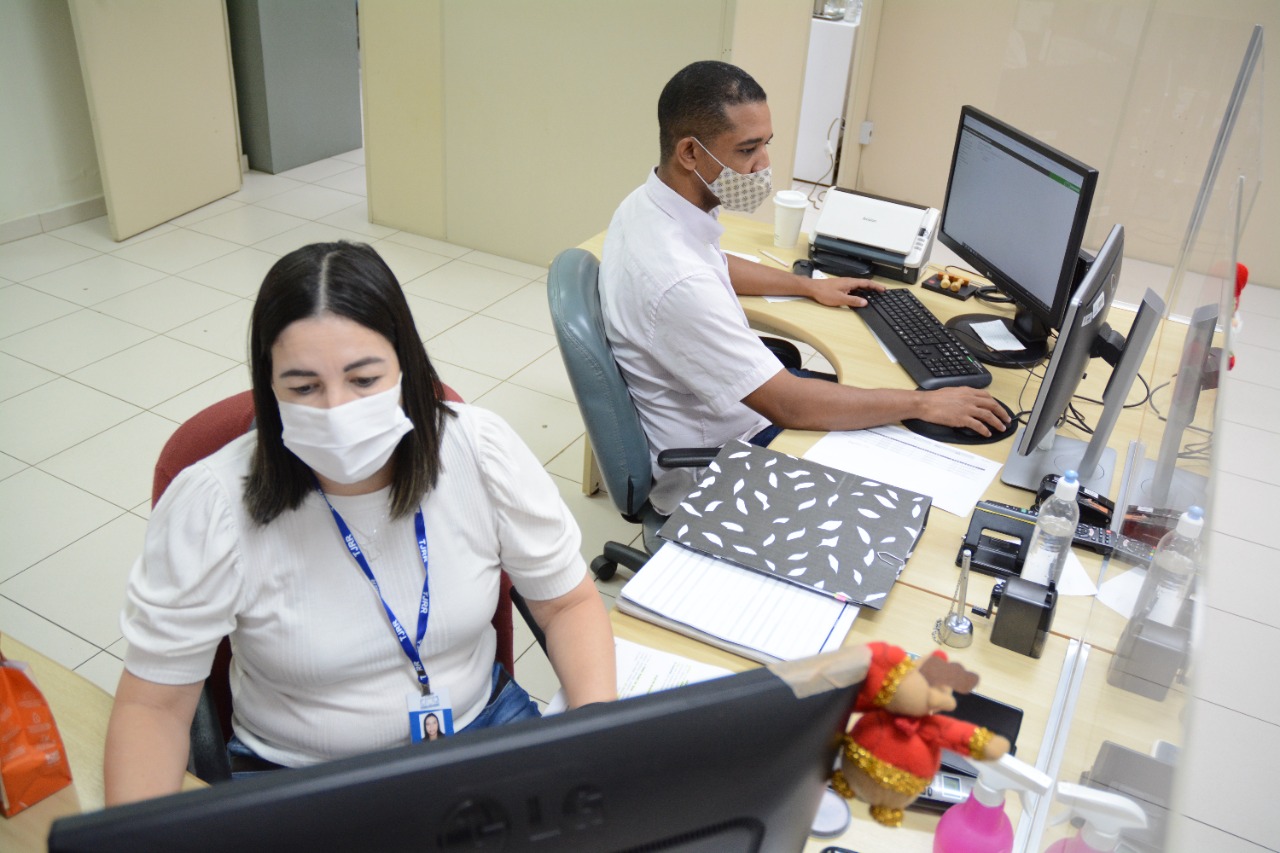 Servidores do Tribunal de Justiça sentados em frente aos computadores durante as audiencias 