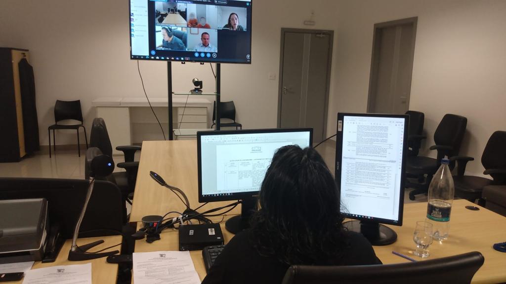 Uma pessoa olhando para computador durante uma audiência