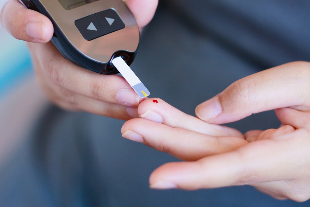 Imagem do dedo de alguma pessoa fazendo teste de glicose em aparelho medidor 