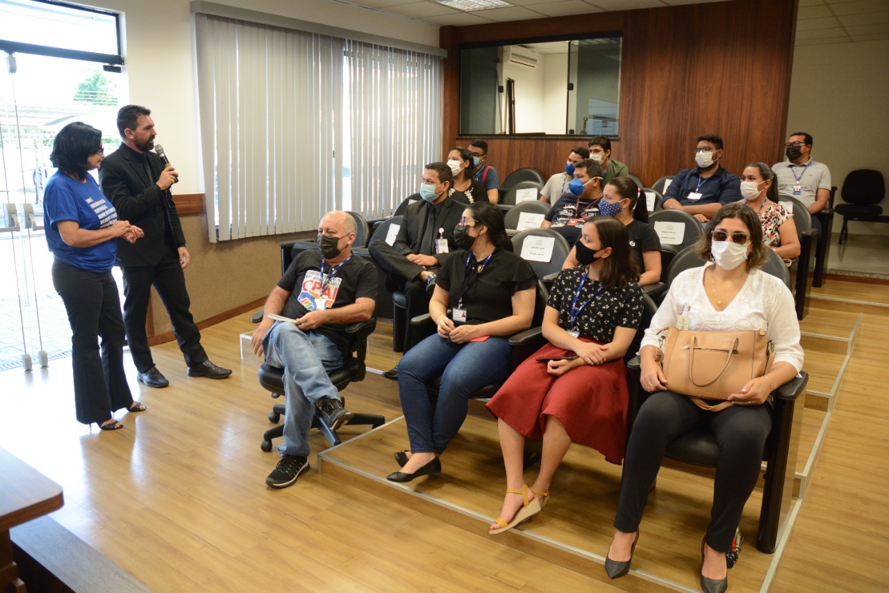 Integrantes da Comissão Permanente de Acessibilidade e Inclusão (Cpai) do Tribunal de Justiça de Roraima (TJRR) palestrando durante oficina em alusão aos Dia Internacional da Pessoa com Deficiência. 