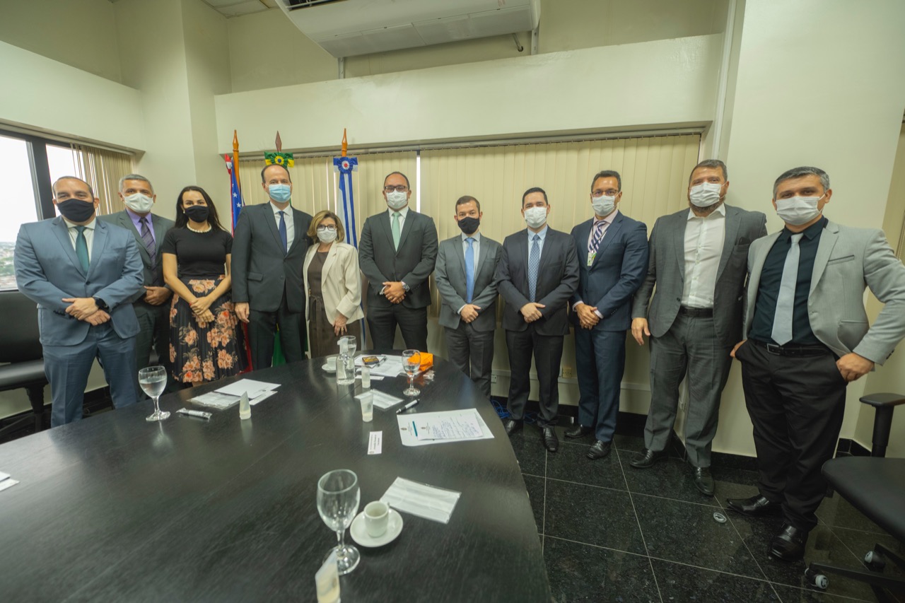 Na imagem contém o Presidente Cristóvão Suter posando pra foto juntamente com sua comitiva do Justiça Itinerante em reunião com os representantes do TJAM para abordar o Justiça Itinerante aos Yanomamis