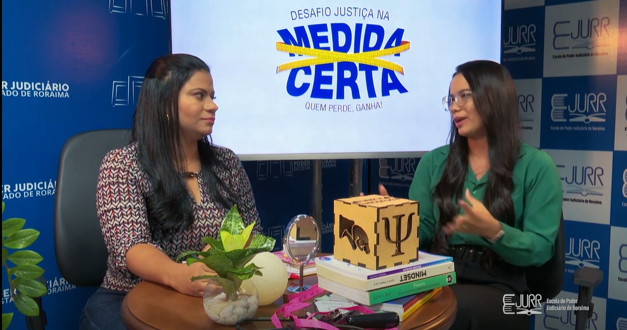 Uma imagem colorida mostrando duas pessoas sentadas a mesa durante uma conversa