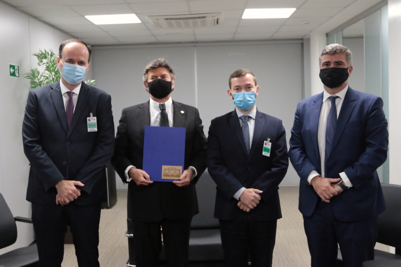 imagem colorida mostra o presidente do TJRR, Cristóvão Suter sentado em um sofá ao lado do juiz auxiliar da presidência, Bruno Costa, enquanto conversam com o presidente do Conselho Nacional de Justiça (CNJ) e ministro do Supremo Tribunal Federal (STF) Luiz Fux, durante audiência.