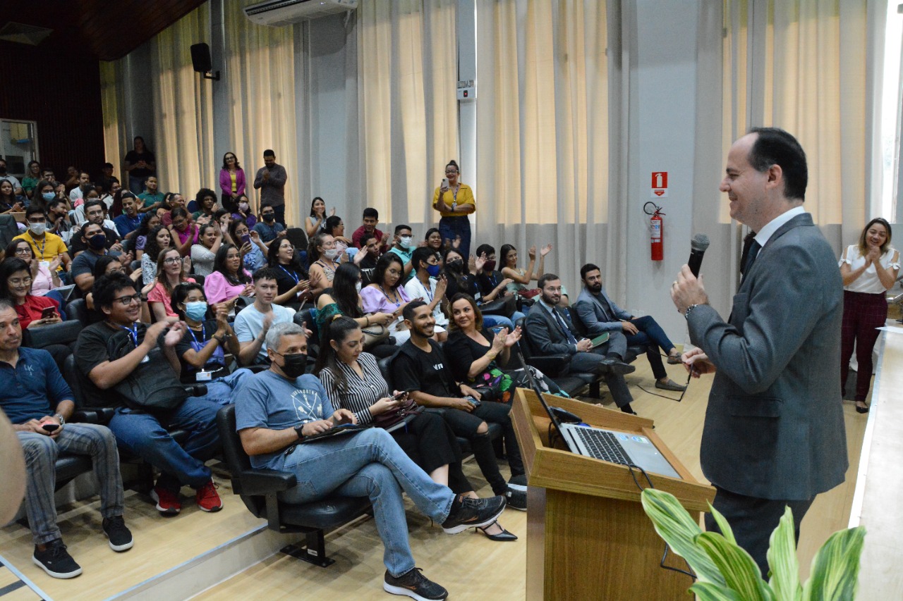 Presidente do TJRR, reunido no auditório do Fórum Civel com estagiários do Poder Judiciário. 