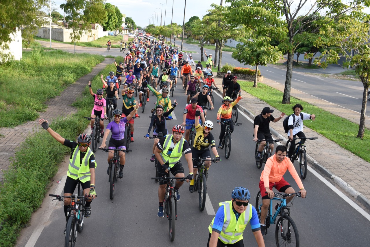 foto colorida mostra os integrantes do Judiciário roraimense e familiares durante passeio ciclístico pela capital.